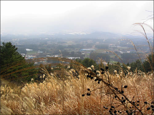 한라산 중턱에는 아직 잔설이 남아 있다.(민오름 정상에서) 